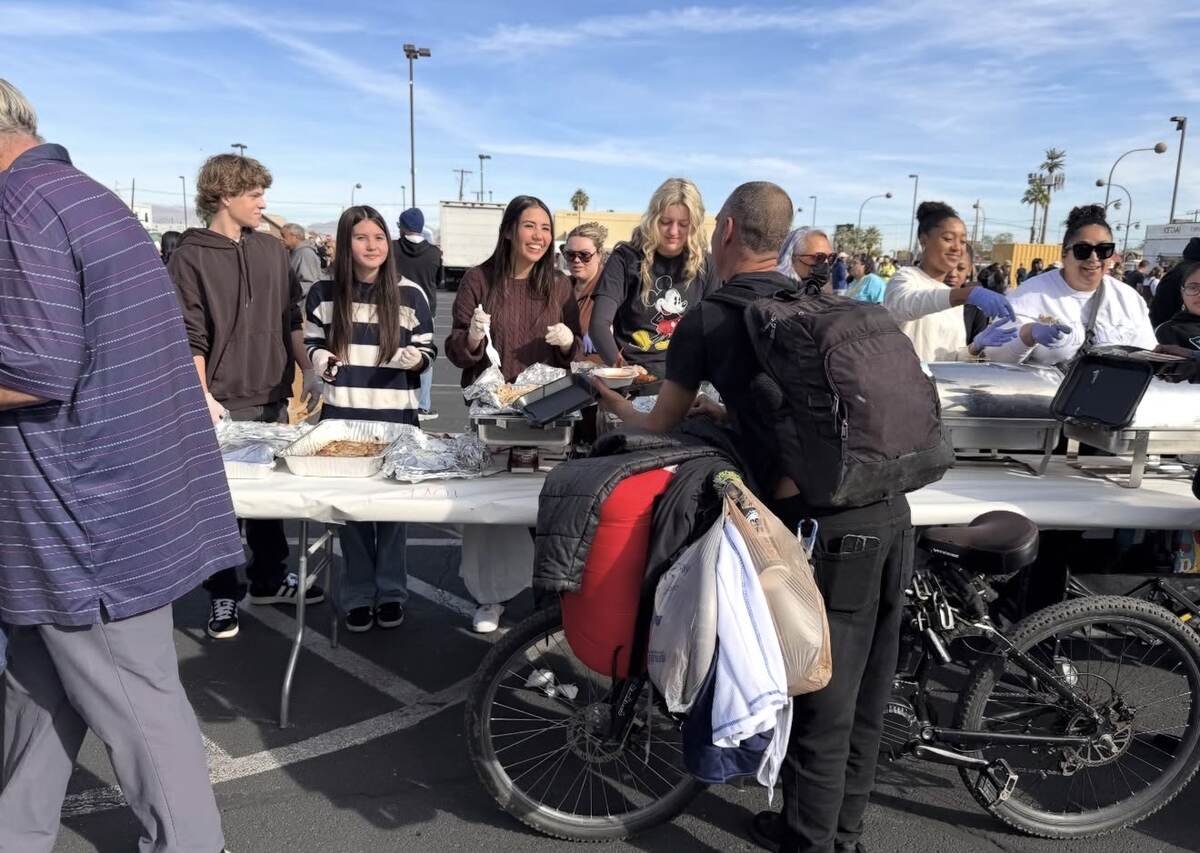 Young volunteers handing out Thanksgiving meals