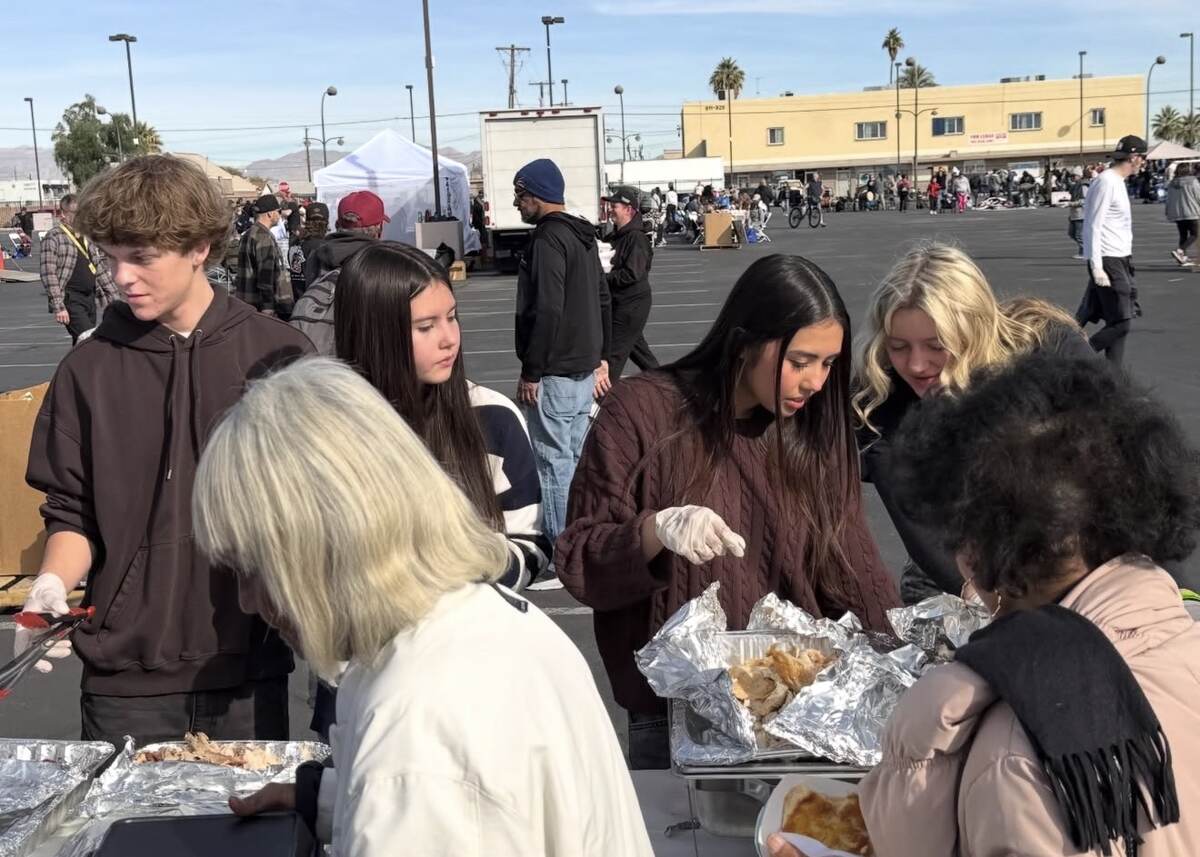 Creating a Giving Culture LV youth serving neighbors on Thanksgiving morning